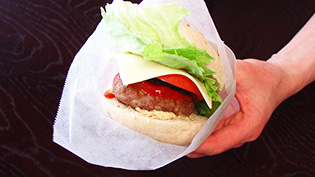 手を汚さずに手に持って食べることができる包み紙の完成
