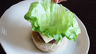 レタスをのせている