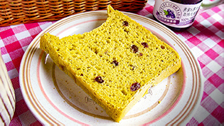 好みの厚さにスライスし、ジャムを添えて皿にのせた