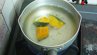 かぼちゃをやわらかくなるまで茹でている