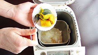 パンケースに粉類、砂糖、塩、スキムミルク、バター、水、水気を切ったかぼちゃを入れている