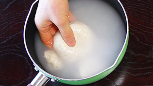 パン種をぬるま湯に入れて発酵しやすくしている