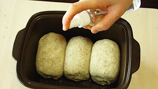 表面が乾燥しないように、霧吹きをかけている