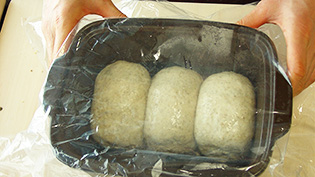 ビニール袋をかぶせて輪ゴムをかけ、二次発酵させている