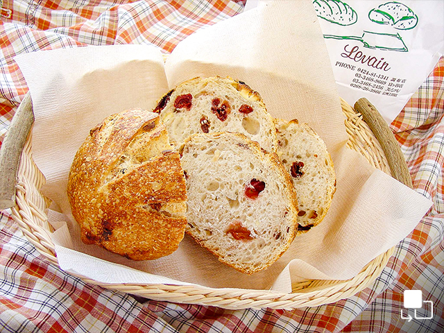 ルヴァンの天然酵母パン(カシュー・チェリー)