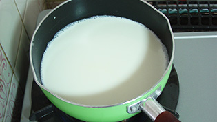牛乳が60〜70℃に温まったので火を止めている