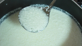 そのまま10〜15分置くと、水分と固形物に分離し始める