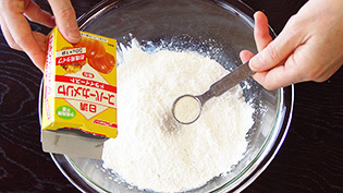 すぐにイーストを加えている