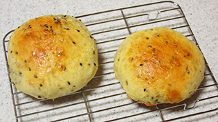 焼き上がったパンを金網に置いて余分な水分をとばして冷ましているところ
