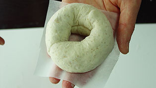 四角に切ったクッキングシートにのせているところ