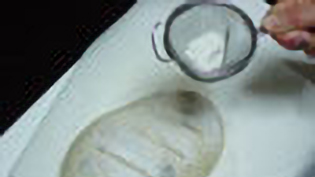 茶漉しで小麦粉をふりかけているところ