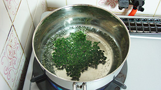 乾燥よもぎを熱湯で5分煮ている