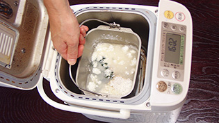 パンケースを本体にセットしている
