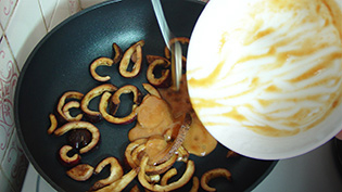 味噌、みりん、酒、砂糖の合わせ調味料を加えて炒め、味をからませている