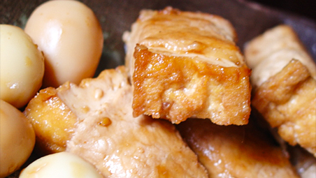 うずら卵も一緒に煮た厚揚げの豚肉巻き