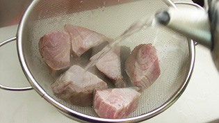 たっぷりの熱湯を回しかけている