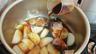 醤油を加えている