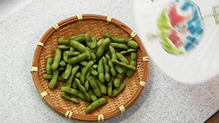 うちわであおいで冷ます