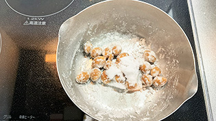 完全に水分が飛んだら塩を足し、さらに煎っている
