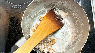 塩が焦げないように、木ベラではがしながら煎っている
