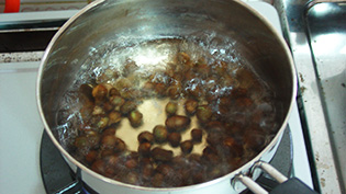 むかごを水洗いし、熱湯で3〜4分軽く茹でている