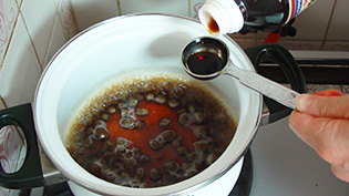 お醤油を加えて汁気がなくなるまで煮ている
