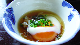 器に盛り、麺つゆと青ネギをかけて完成