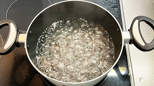ふた付きの20cmの鍋に、水1リットルを入れて沸騰させている