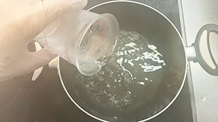火を止めて、水200ccを入れている