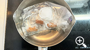 燻製チーズの美味しい食べ方その3:燻製チーズをジップロックに入れてお湯の中に入れ、3〜5分湯煎する