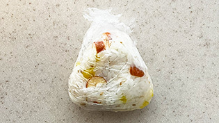 ラップで包んで三角形に握った