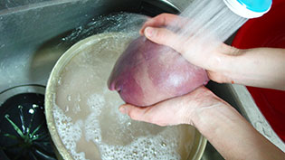 水で血をよく洗い流す