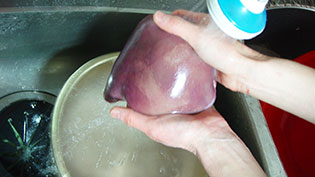 塩や血を水でよく洗い流す