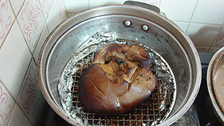肉を裏返してもう一度燻煙をかける