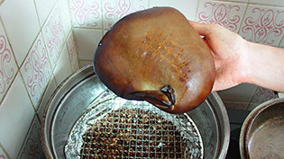 チップが発煙しなくなったら火を止め、しばらくふたをしたままで煙となじませる