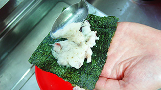スプーンで自然薯をすくい、海苔に置いている