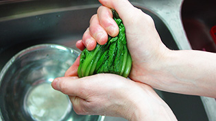 冷めたら取り出し、強くもんで水気をよく絞っている