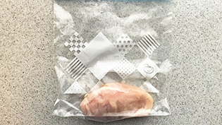 フリーザーバッグに鶏胸肉を入れた