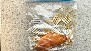 味がよく染み込むようにしっかり揉み込んだ