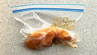 肉に味をしみこませるため、15分常温に置いている