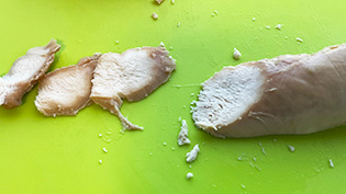 肉の繊維に交差するように薄いそぎ切りにしている