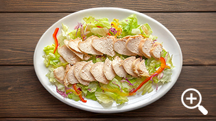 お皿にカット野菜を敷き、その上に肉をのせて完成