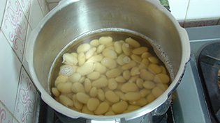 水に一晩浸けて戻した豆をそのまま火にかけ、弱火で柔らかくなるまで煮ている