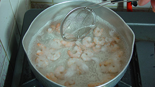 エビを熱湯でさっとゆでている