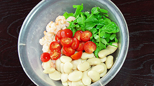 ボウルに汁気をきった白いんげん豆と(4)〜(6)を入れている