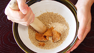 砂糖と味噌を加えてさらにする