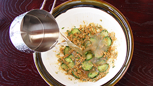 冷水でうどんだれをのばす