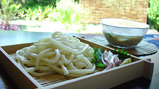 味噌だれを小鉢に取り分ける