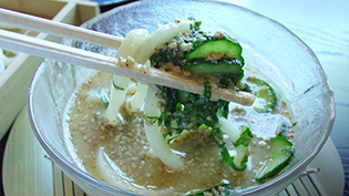 うどんをつけだれにつけて食べる