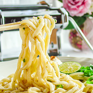 パスタマシンで作る釜玉うどん